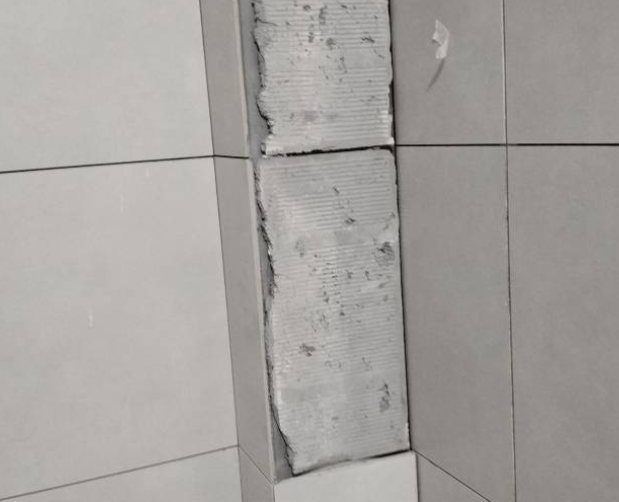 进贤瓷砖空鼓维修公司分享下瓷砖施工前基层浇水润湿程度不足，可能导致以下问题